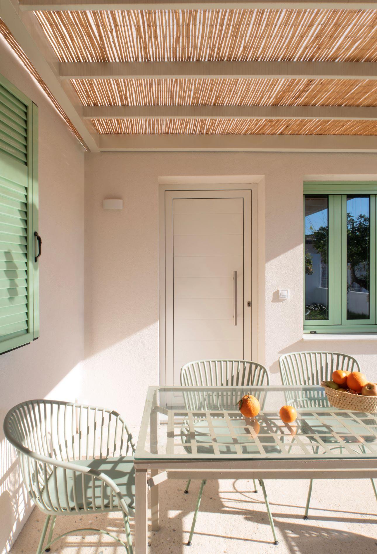 Το στέγαστρο με καλάμια «δένει» με τον ανάλαφρο και σε γήινους τόνους σχεδιασμό του σπιτιού./ Φωτογραφία: Δάφνη Ασλανίδη 