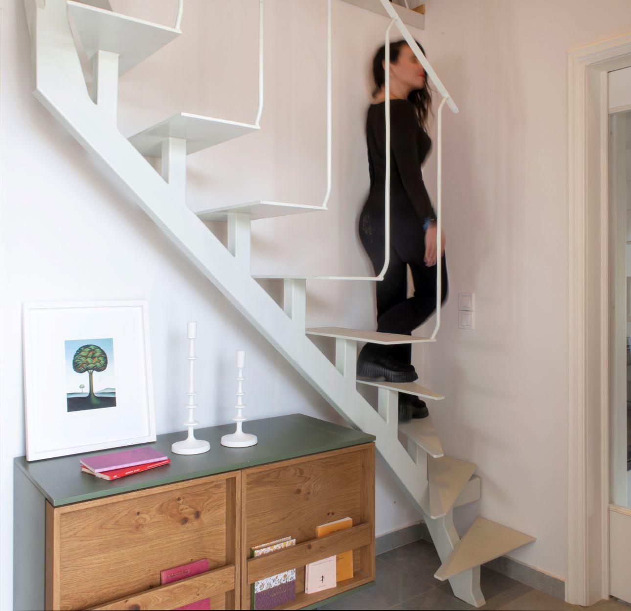 Η ειδικά σχεδιασμένη σκάλα συνδέει τα δύο επίπεδα του σπιτιού/ Φωτογραφία: Δάφνη Ασλανίδη 