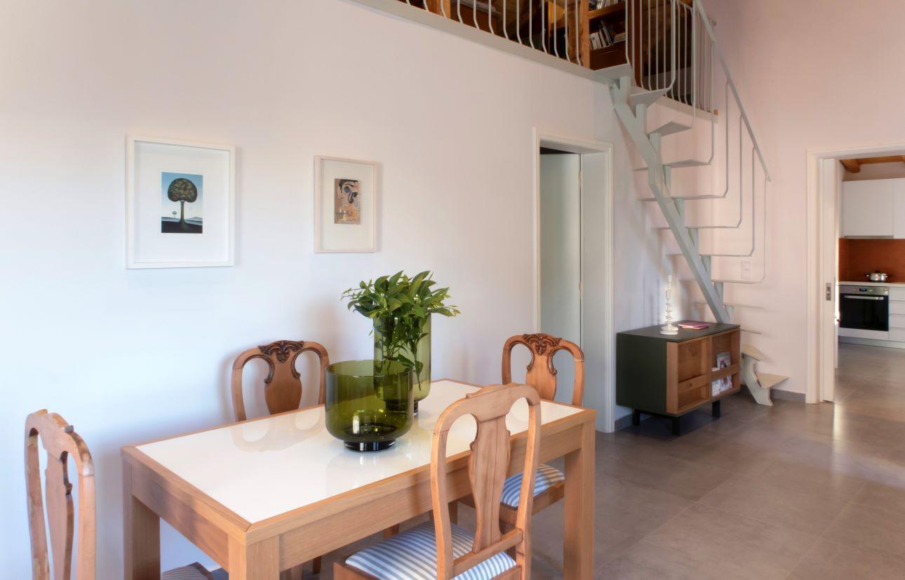 Οι γήινοι και παστέλ τόνοι κυριαρχούν σε έπιπλα και διακόσμηση/ Φωτογραφία: Δάφνη Ασλανίδη 