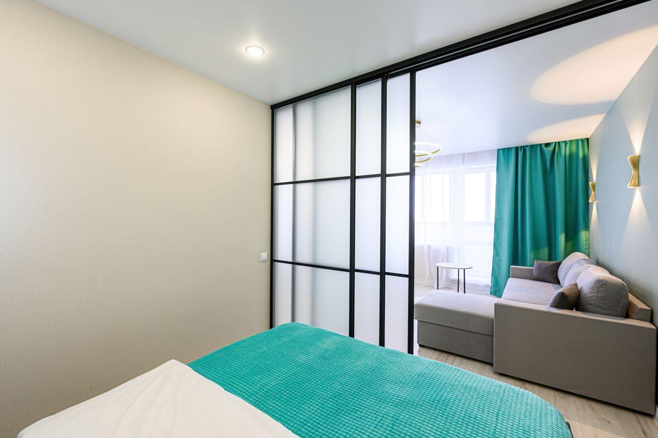 Το φως διαχέεται μέσα από το γυάλινο διαχωριστικό σε όλους τους χώρους/ Φωτογραφία: Shutterstock