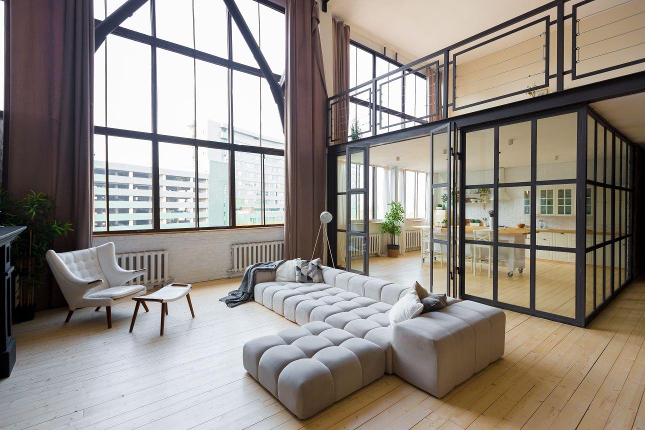 Το γυάλινο διαχωριστικό μεγαλώνει οπτικά τον χώρο/ Φωτογραφία: Shutterstock 