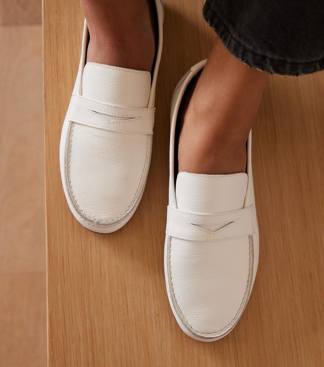Τα λευκά loafers είναι τάση το φετινό φθινόπωρο/ Φωτογραφία: Instagram/ @shopjamiehaller