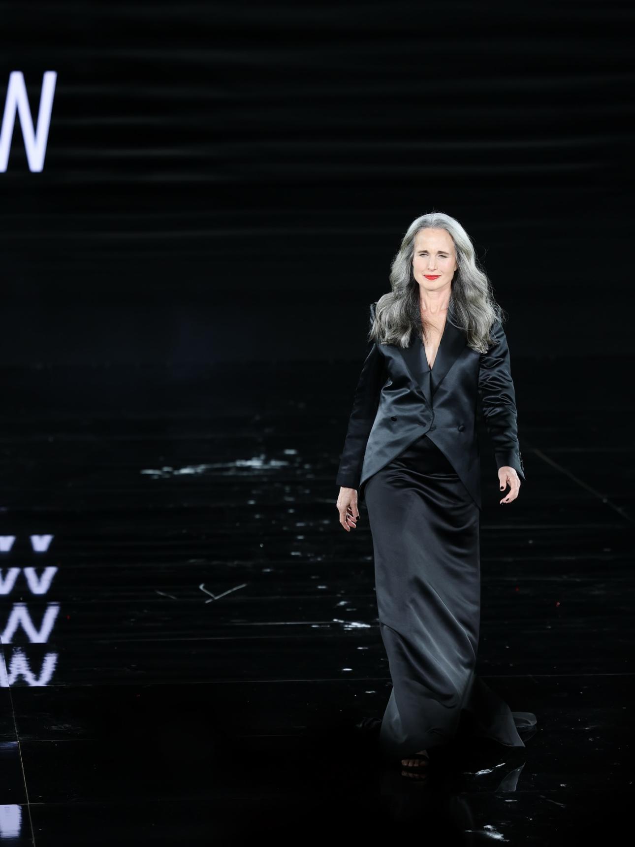  Η Andie MacDowell με τα χαρακτηριστικά γκρίζα μαλλιά και το φωτεινό της χαμόγελο απέπνεε φυσική ομορφιά και αυτοπεποίθηση. 