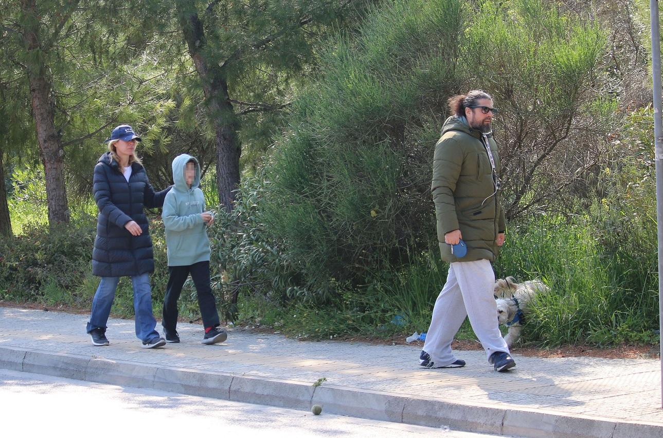 H Έλενα Κατραβά &amp; Λορέντζο Καριέρε με τον γιό τους το 2020/Φωτογραφία NDP 