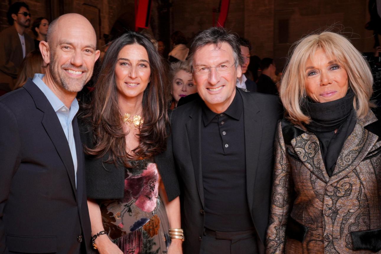 Elisabetta Beccari, Pietro Beccari και Brigitte Macron στο ντεφιλέ Louis Vuitton Cruise 2026, που πραγματοποιήθηκε στο Παλάτι των Παπών στην Αβινιόν/Φωτογραφία: Getty Images