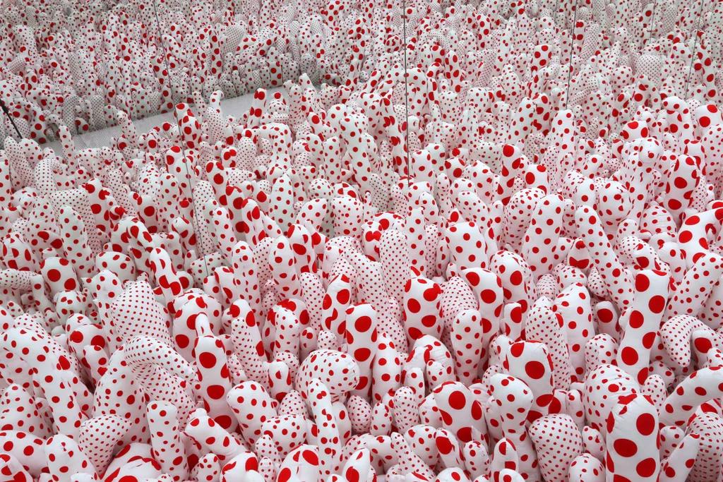 Έργο της Yayoi Kusama που παρουσιάζεται στην έκθεση «Yayoi Kusama: Infinity-Selected works from the Collection/ Φωτογραφία: Espace Louis Vuitton Osaka