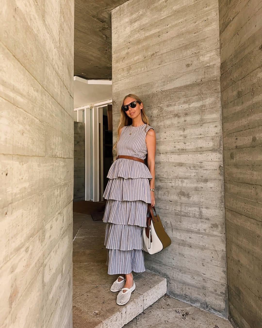 H Lucia Barcena με ριγέ μπλε φόρεμα/Φωτογραφία: Instagram/luciabarcena