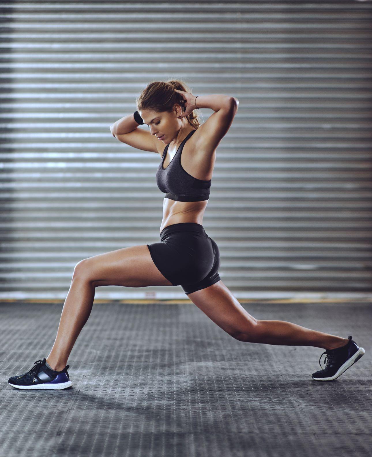 Οι προβολές ενεργοποιούν ταυτόχρονα τετρακέφαλους, γλουτούς, οπίσθιους μηριαίους, προσαγωγούς και γάμπες/ Φωτογραφία: Shutterstock