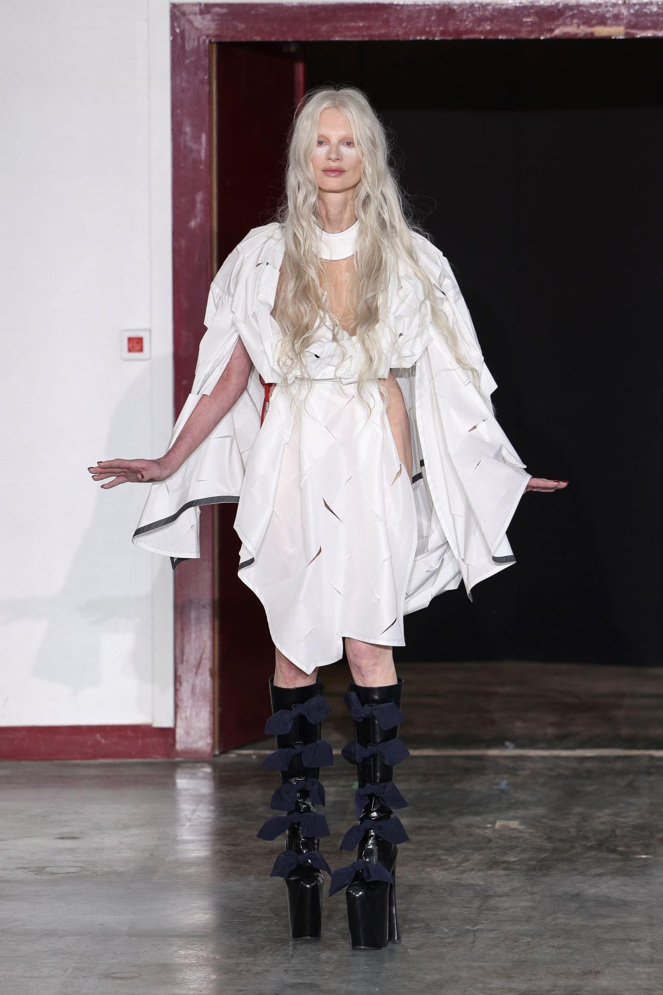 Η Κρίστεν ΜακΜέναμι στο show της Vivienne Westwood το 2024, στο Παρίσι/ Φωτογραφία: AP 