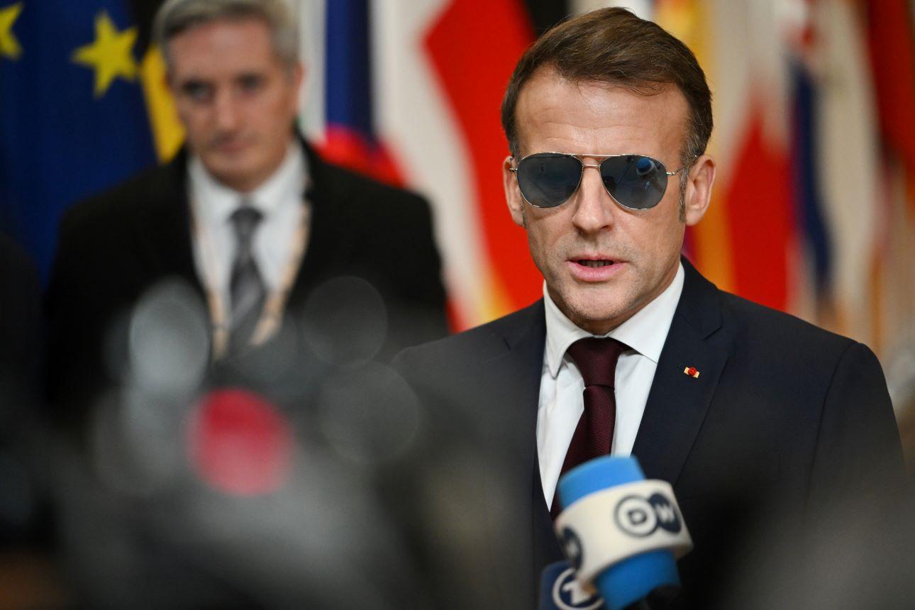 Ο Εμανουέλ Μακρόν με τα aviator γυαλιά /Φωτογραφία: AP 