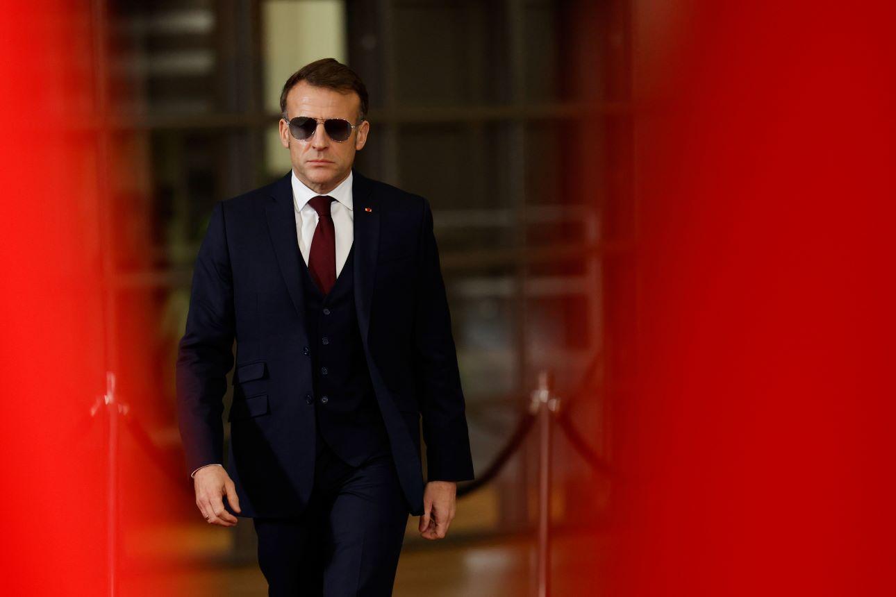 Ο Εμανουέλ Μακρόν με τα aviator γυαλιά/ Φωτογραφία: AP  