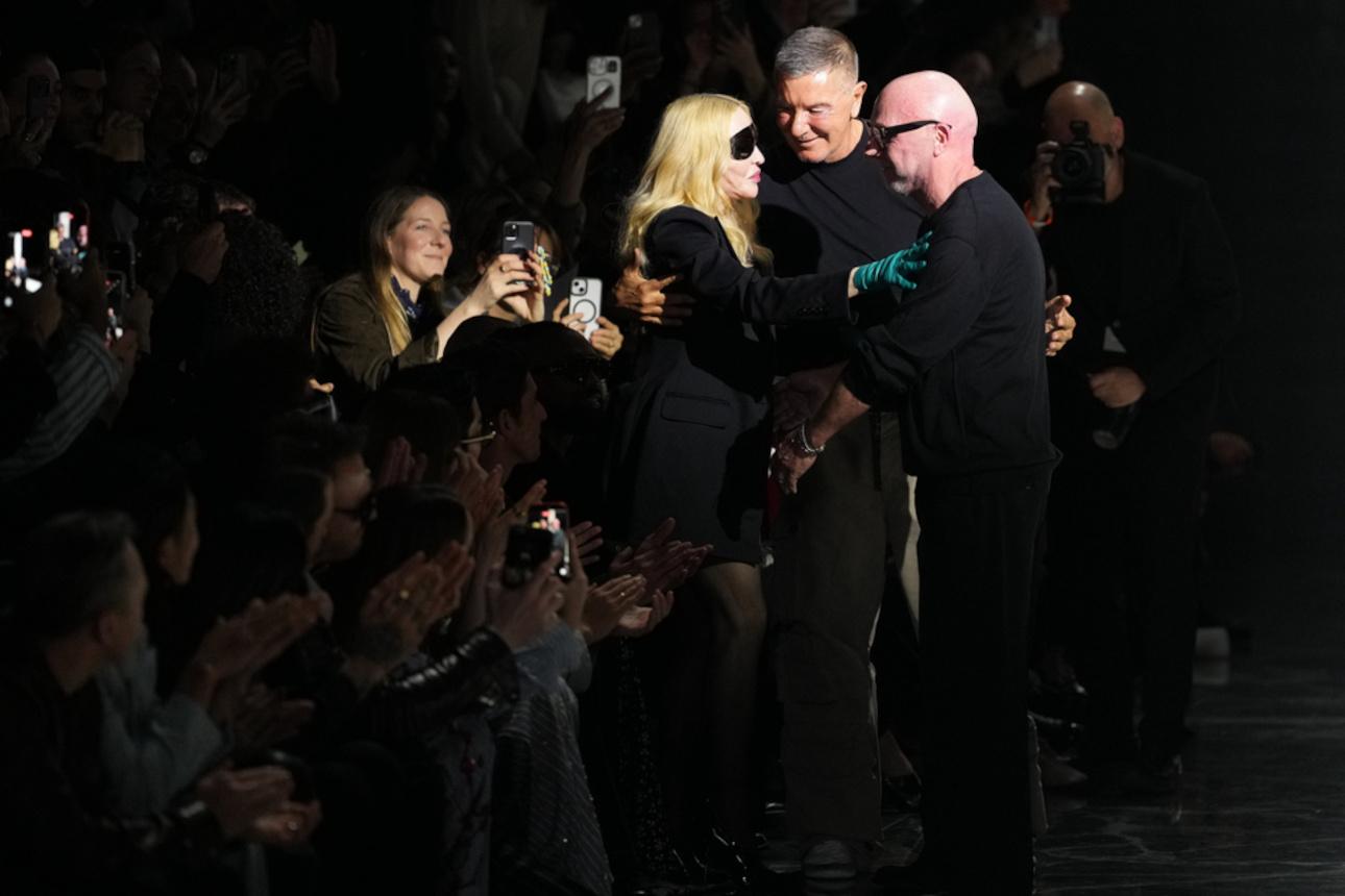 Η Μαντόνα συγχαίρει τον Domenico Dolce, δεξιά, και τον Stefano Gabbana/Φωτογραφία: AP Photos