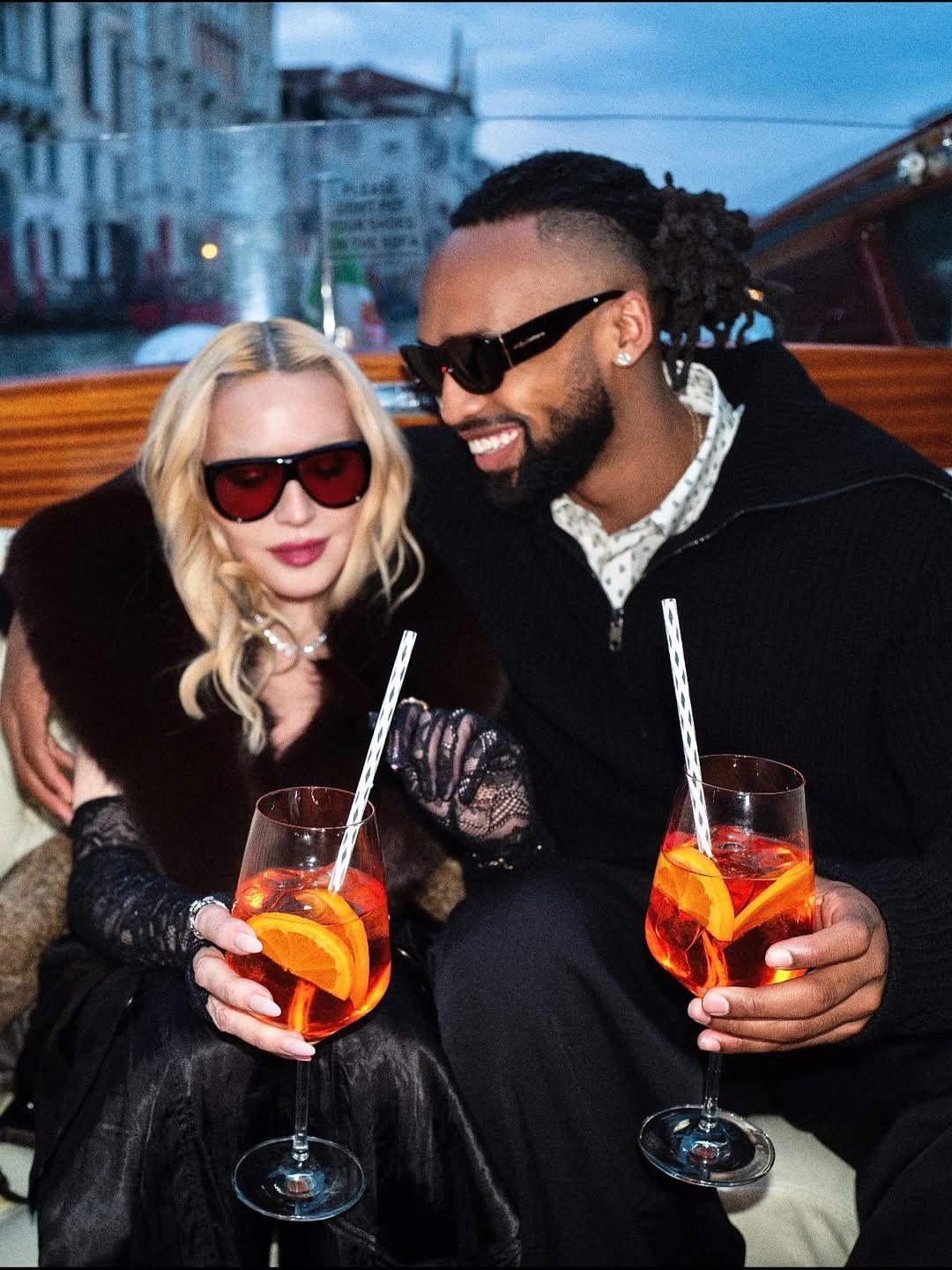 Η Μαντόνα με τον σύντροφό της, Ακίμ Μόρις, στη Βενετία/ Φωτογραφία: Instagram/ @madonna