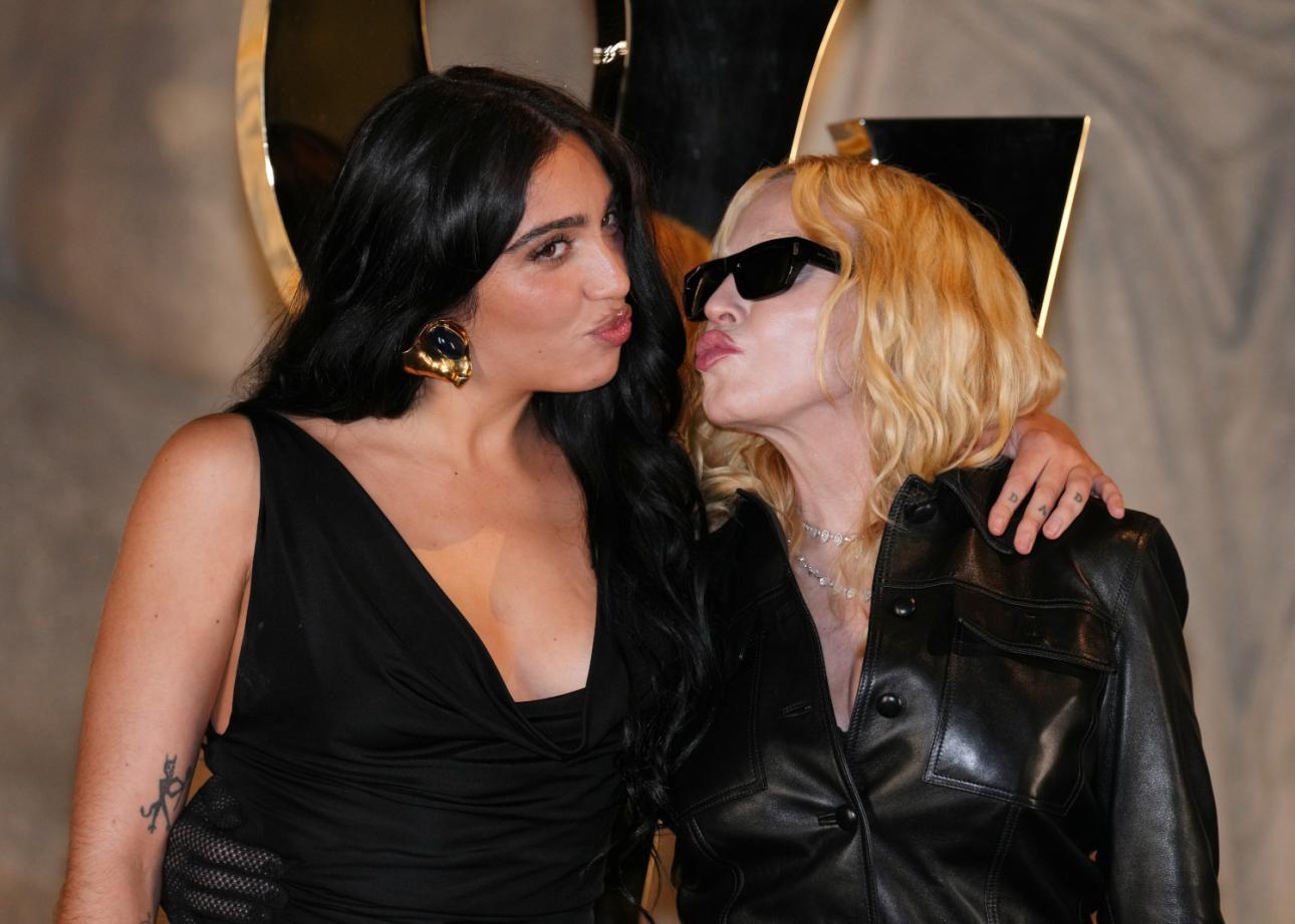  Η Madonna με την κόρη της Lourdes Leon, ανάμεσα στα fashion icons που βρέθηκαν στο σόου του Saint Laurent κάτω από τον Πύργο του Άιφελ. 
