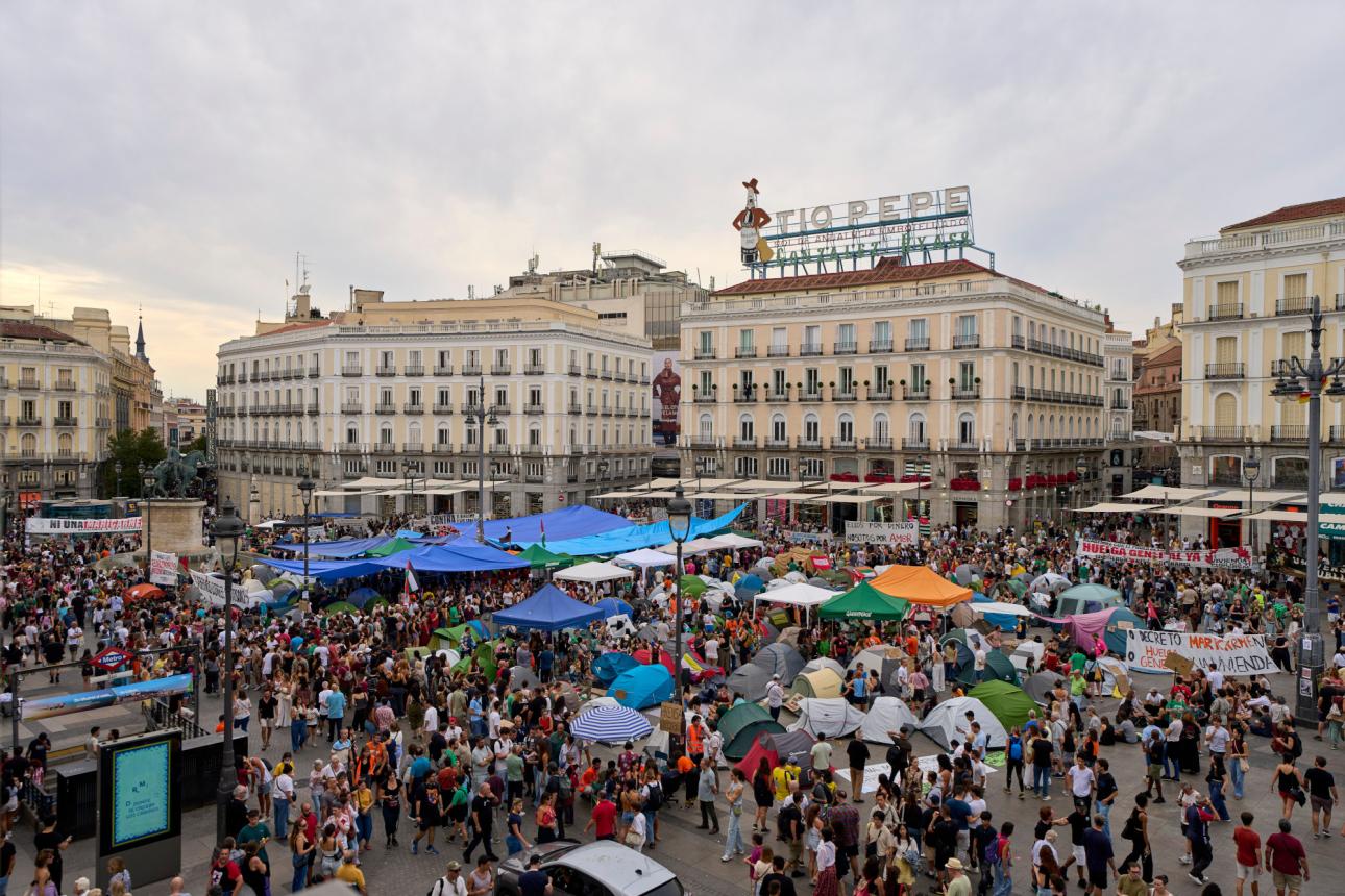  Διαδηλωτές κατασκηνώνουν στην Puerta del Sol της Μαδρίτης, ζητώντας μεγαλύτερη προστασία για τους ενοικιαστές μετά την έξωση της 87χρονης ΜαριΚάρμεν. (AP Photo/Manu Fernandez) 