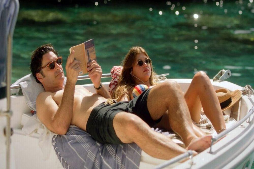 Σκηνή από την τηλεοπτική σειρά «Maestro«, όπου ο ήρωας που υποδύεται ο Χριστόφορος Παπακαλιάτης διαβάζει τη «Μεγάλη χίμαιρα»/ Φωτογραφία: Mega