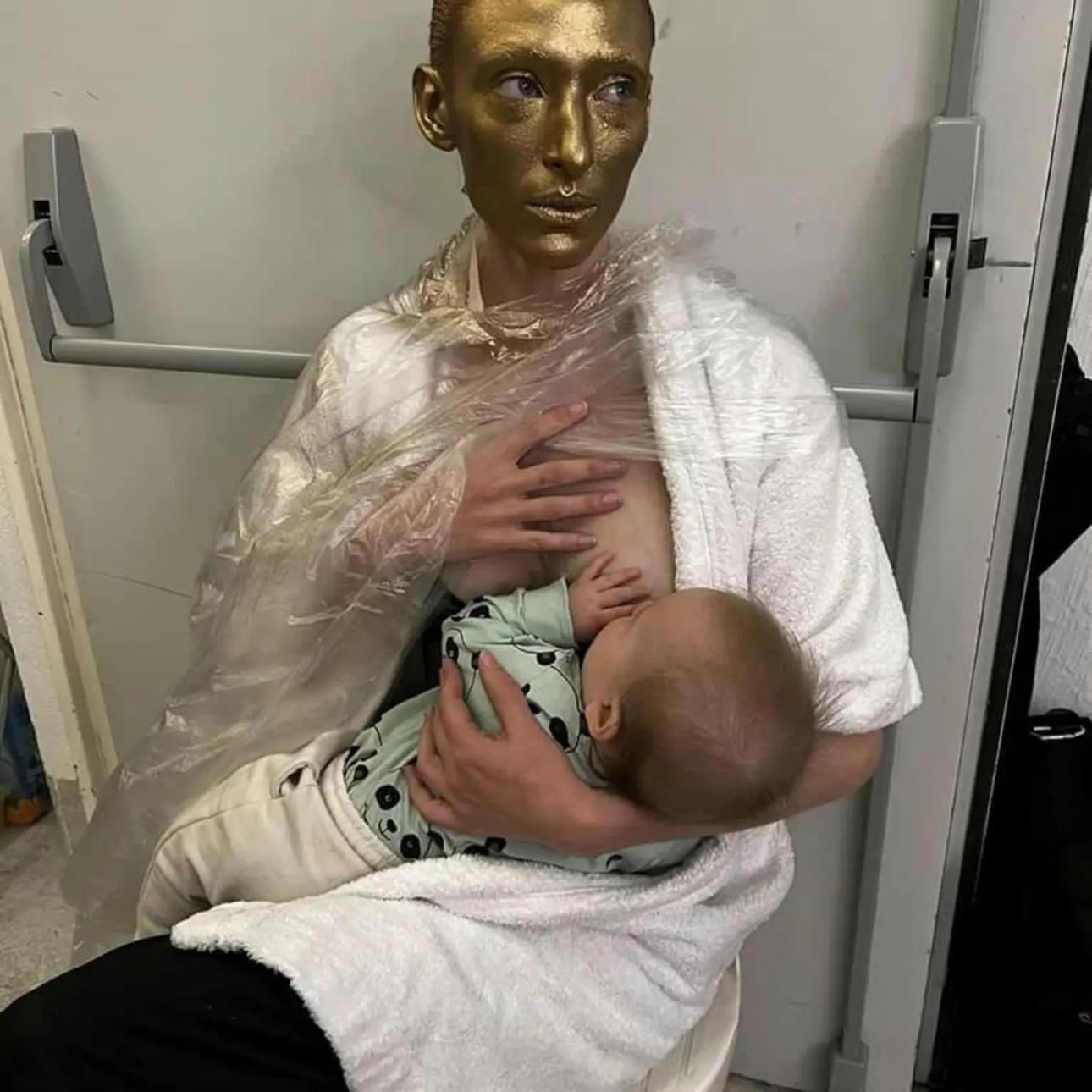H Maggie Maurer θήλασε το νεογέννητο μωρό της αμέσως μετά τη πασαρέλα κατά τη διάρκεια της Εβδομάδας Μόδας του Παρισιού.