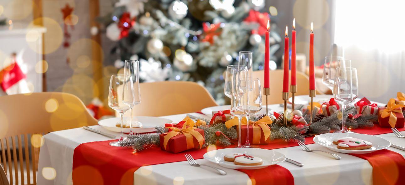 Μακριά, λεπτά κεριά φωτίζουν το τραπέζι των Χριστουγέννων/ Φωτογραφία: Shutterstock