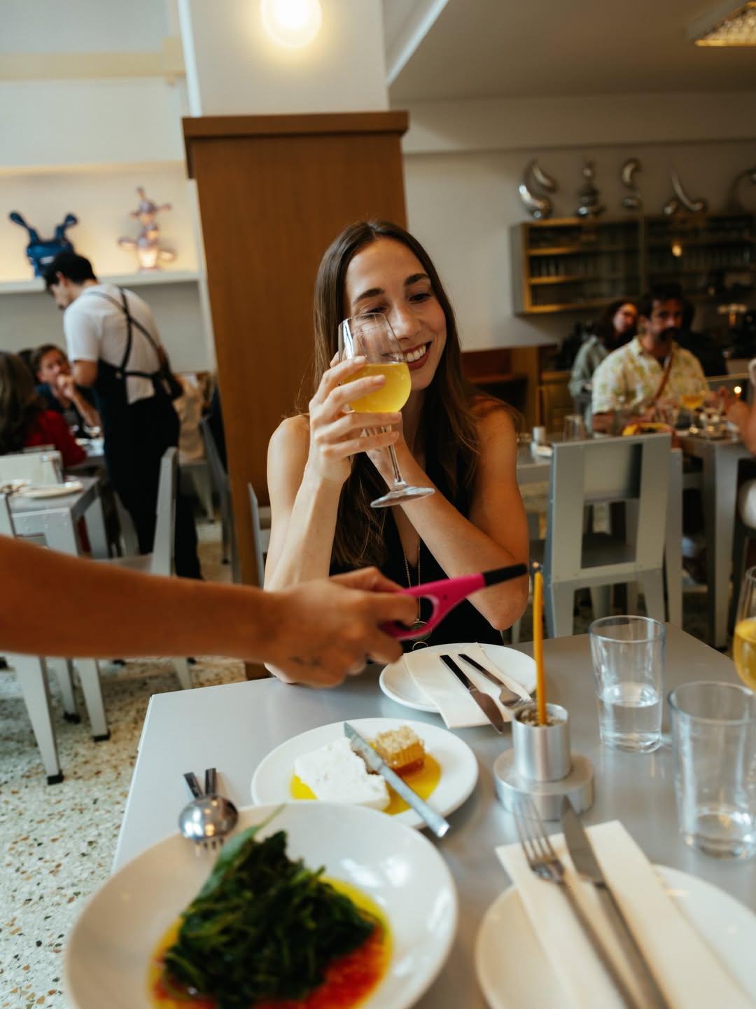Η Louise Govilas στο εστιατόριο Λινού Σούμπασης και ΣΙΑ/ Φωτογραφία: Douglas Martin Eveleigh/ Mango