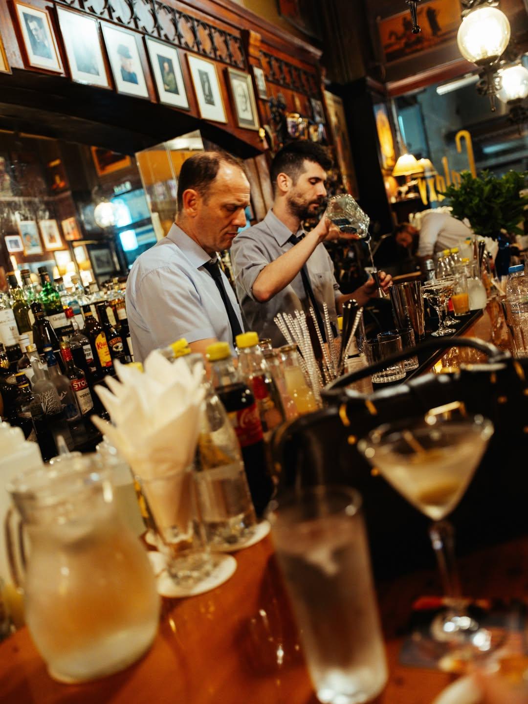 Η Louise Govilas στο Galaxy Bar/ Φωτογραφία: Douglas Martin Eveleigh/ Mango