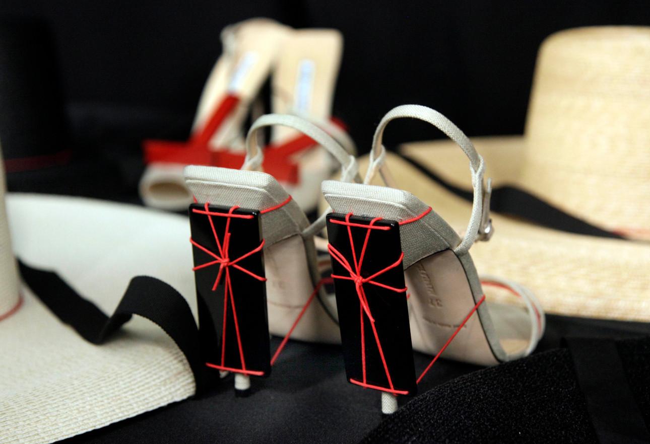 Παπούτσια του Manolo Blahnik περιμένουν να φορεθούν από τα μοντέλα για τη συλλογή άνοιξης 2011 της σχεδιάστριας Carolina Herrera (AP Photo/Richard Drew) 