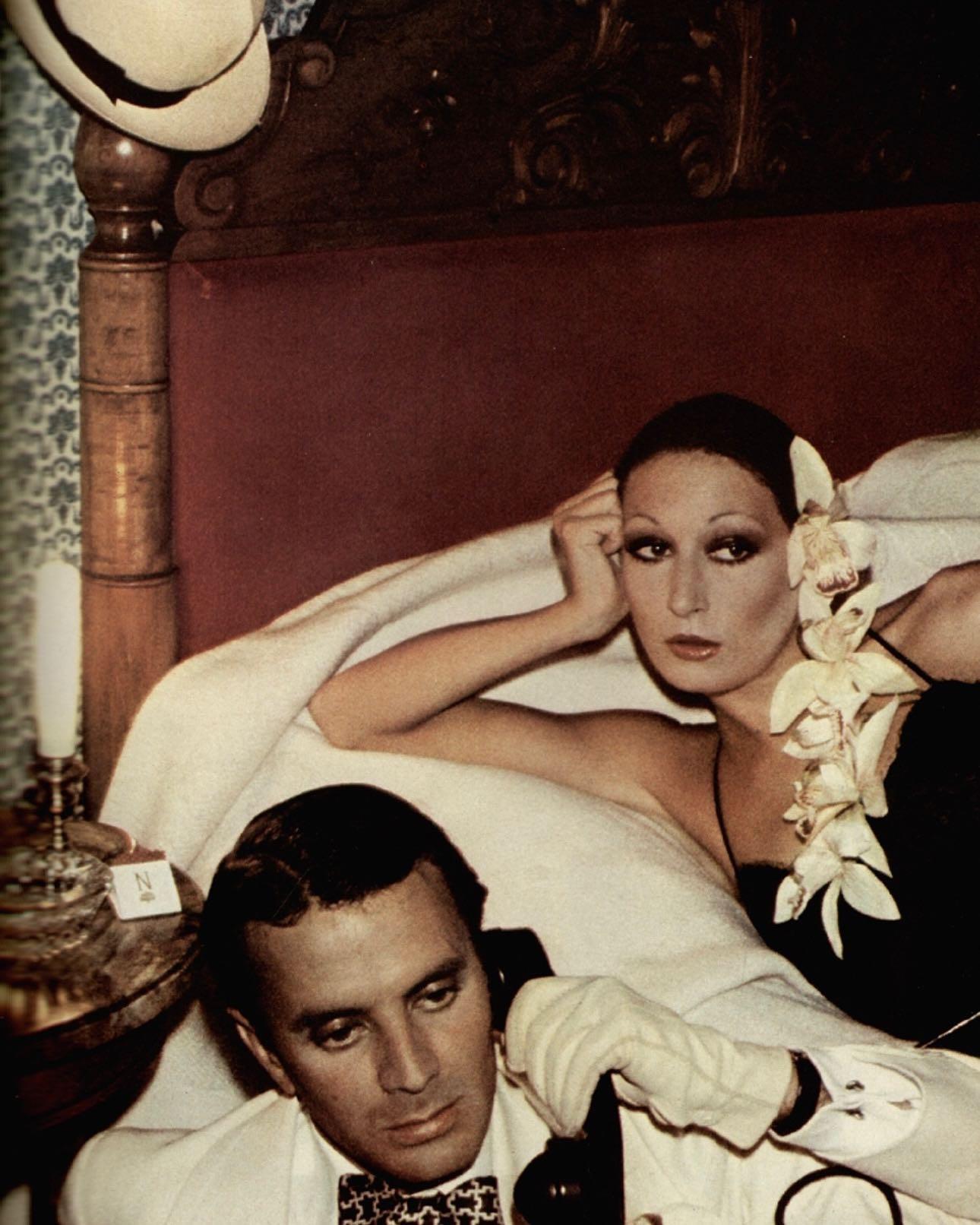  Η Anjelica Huston και ο Manolo Blahnik σε φωτογραφία του David Bailey για την Vogue, (Ιανουάριος 1974)/ Φωτογραφία Instagram: @conde.nasty﻿ 