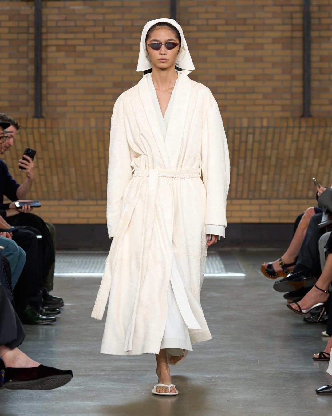 Και ο Calvin Klein παρουσίασε το μαντήλι ως μέρος της κολεξιόν του για την Άνοιξη/Καλοκαίρι 2026/Φωτογραφία: Instagram/Calvinklein