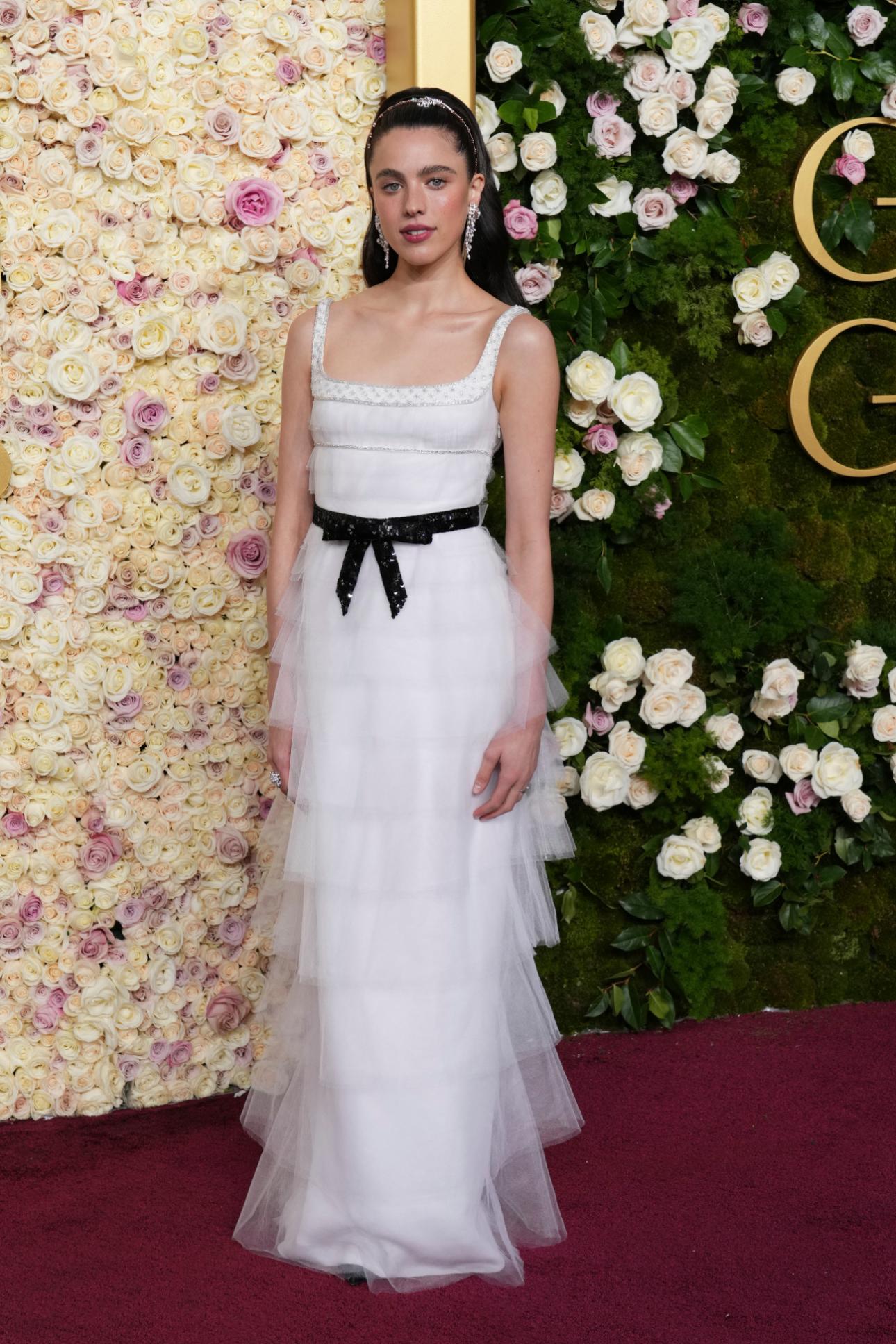  Η Margaret Qualley με στέκα/ Φωτογραφία: AP Photo