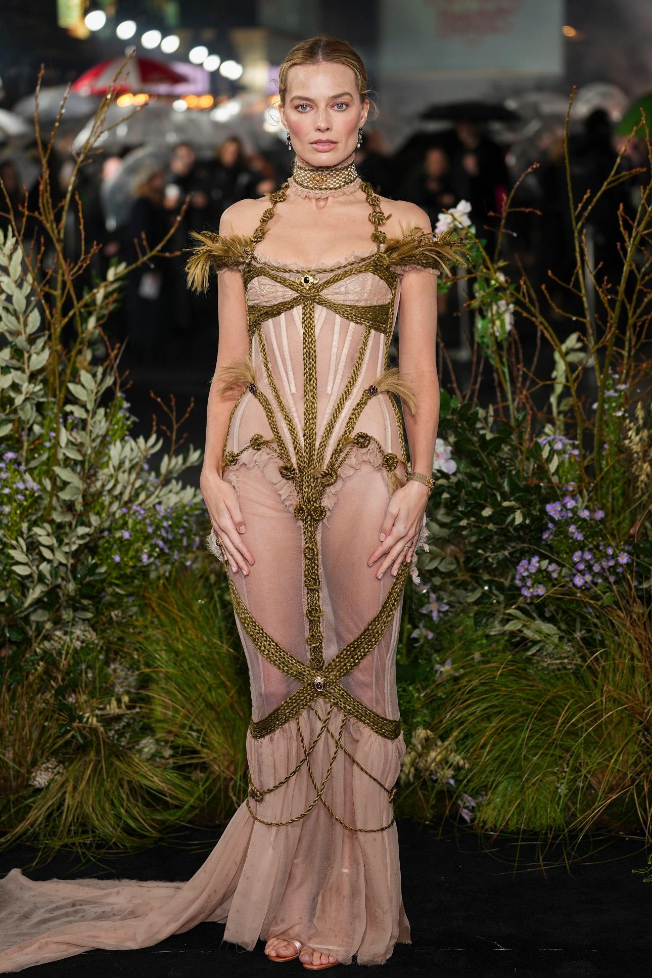 Η Μάργκοτ Ρόμπι με φόρεμα της Λονδρέζας σχεδιάστριας Ντιλάρα Φιντίκογλου/ AP Imges