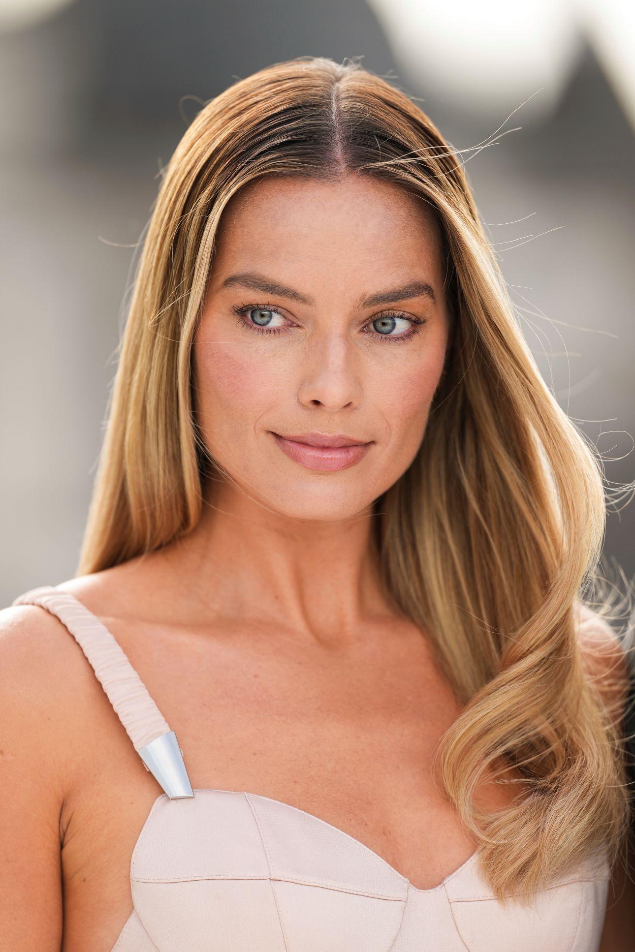 Η Μάργκοτ Ρόμπι με τα μαλλιά της μακριά/ Φωτογραφία: AP