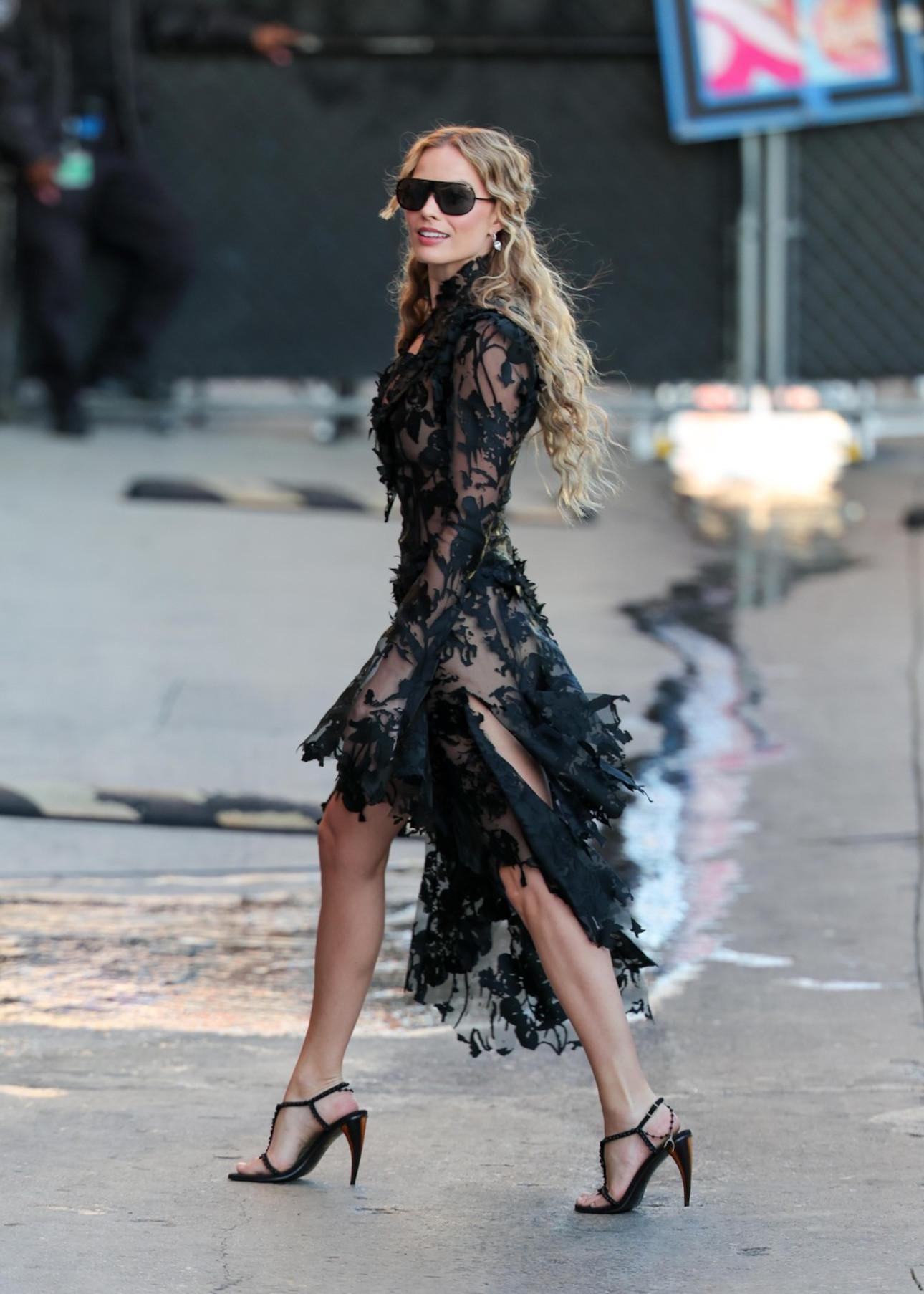 Η Μάργκοτ Ρόμπι κατά την άφιξή της στο «The Jimmy Kimmel Show» στο Λος Άντζελες/Φωτογραφία: Profimedia