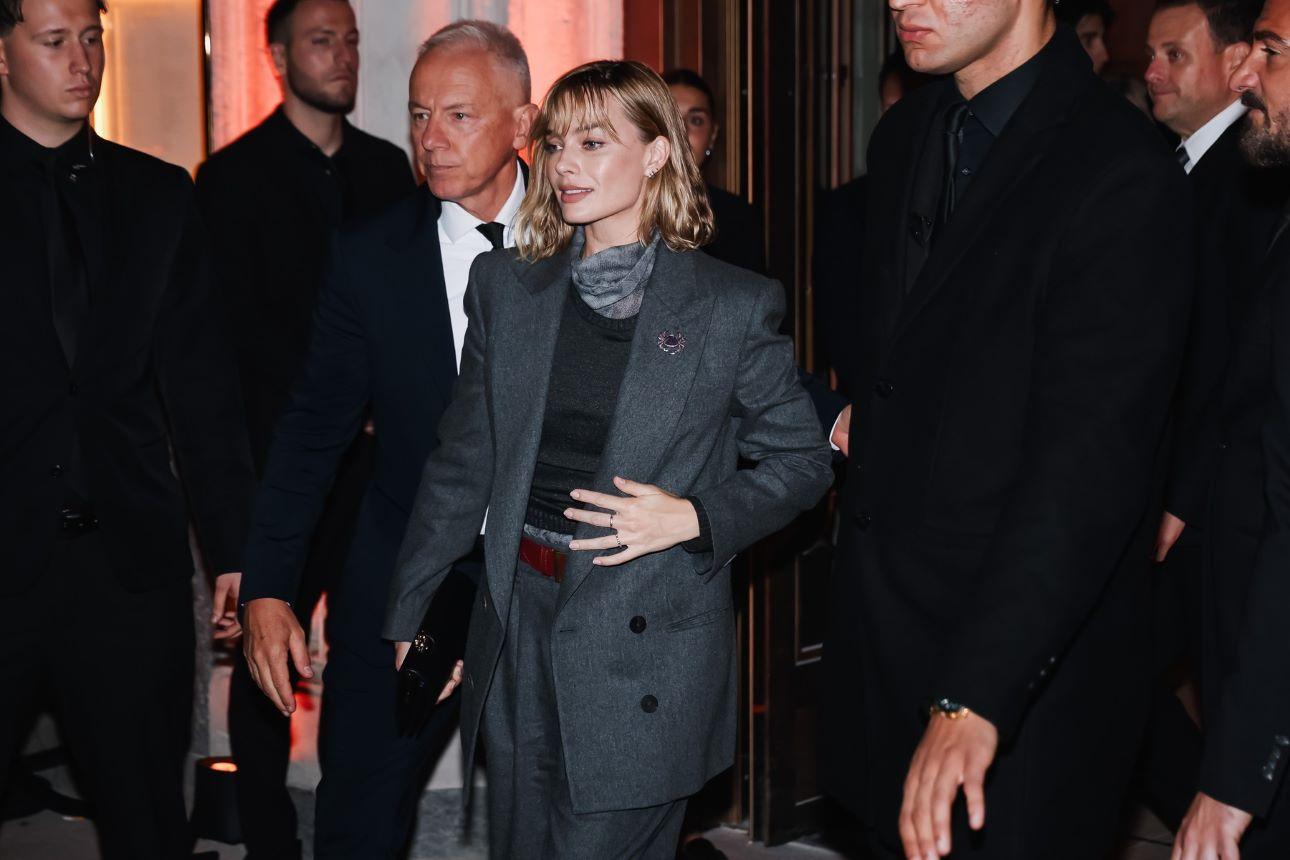 Η Μάργκοτ Ρόμπι με γκρι κοστούμι Armani στο Μιλάνο/ Φωτογραφία: ﻿Splash/ Profimedia 