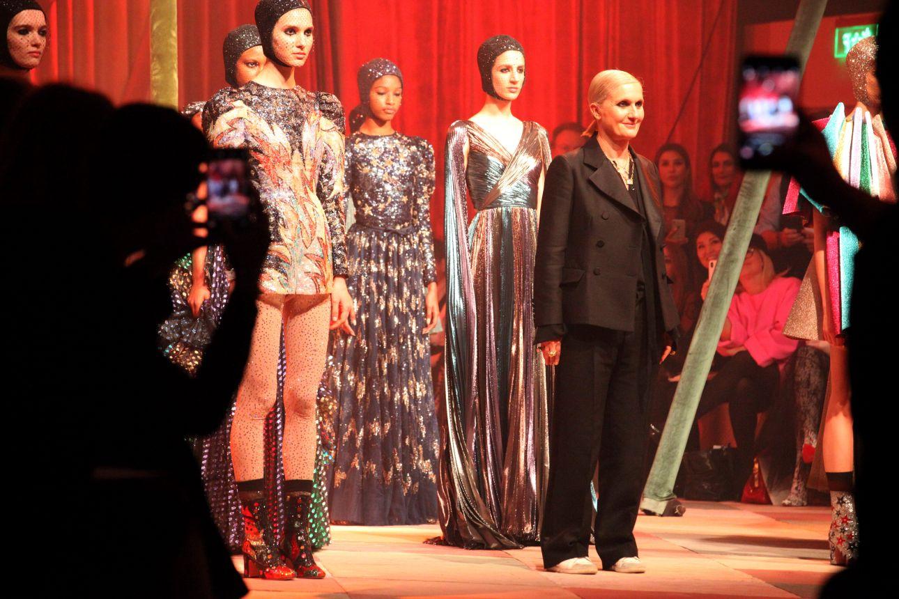 Η Maria Grazia Chiuri σε επίδειξη του Dior Spring/Summer 2019 Haute Couture στο Dubai/AP Images