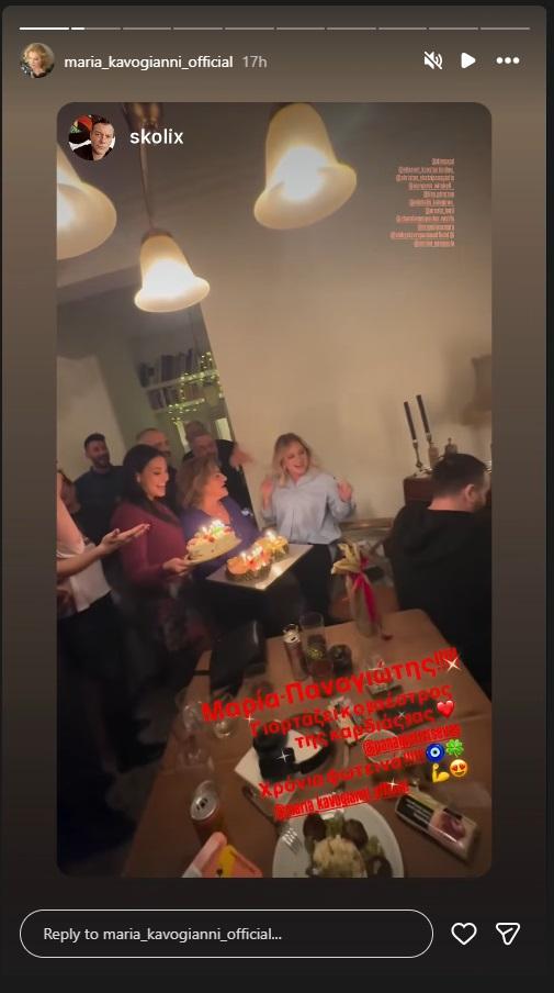 Ευγενία Σαμαρά και Βίκυ Σταυροπούλου κρατούν τις γενέθλιες τούρτες της Μαρίας Καβογιάννη