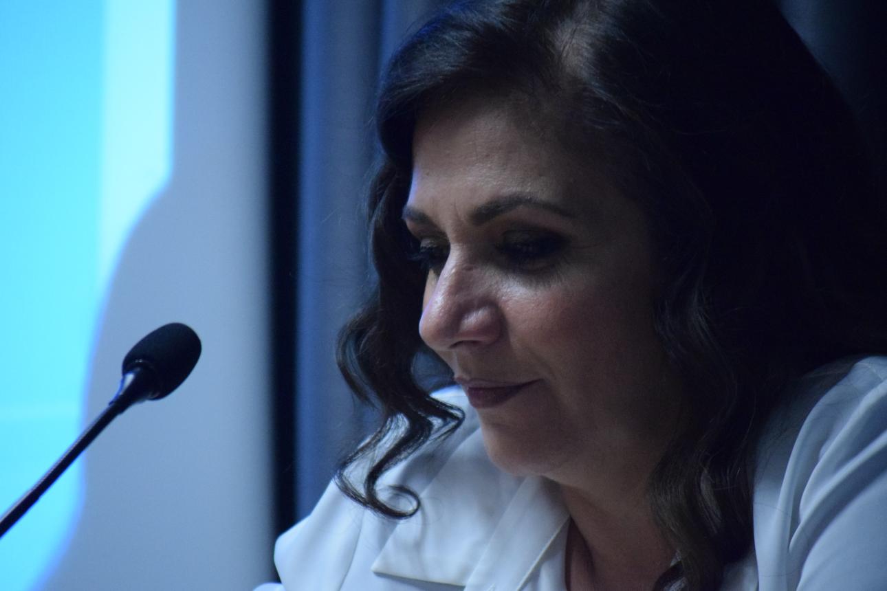   «Αν μελετάμε μόνο τη μητέρα, δεν βλέπουμε ολόκληρο το οικογενειακό σύστημα. Ο πατέρας μπορεί να επηρεάζεται διαφορετικά, να αντιδρά διαφορετικά και να συμβάλλει με διαφορετικό τρόπο», αναφέρει η πρόεδρος του Ελληνικού Κέντρου Διατροφικών Διαταραχών, Μαρία Τσάκα 