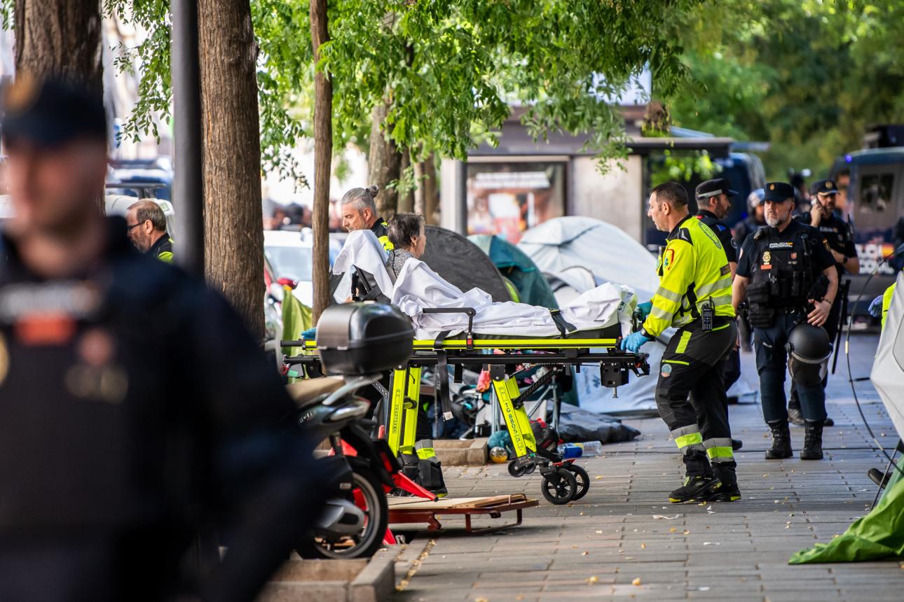  Η 87χρονη ΜαριΚάρμεν Αμπασκάλ απομακρύνεται με φορείο από το σπίτι όπου έζησε για περισσότερα από 70 χρόνια, στη Μαδρίτη. (Luciano Lima/Getty Images) 
