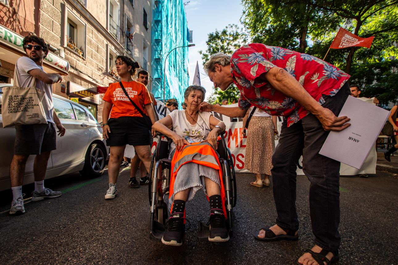 Η 87χρονη ΜαριΚάρμεν Αμπασκάλ έξω από το σπίτι της στη Μαδρίτη, όπου έζησε για περισσότερα από 70 χρόνια. (Francesco Militello Mirto/NurPhoto via Getty Images) 