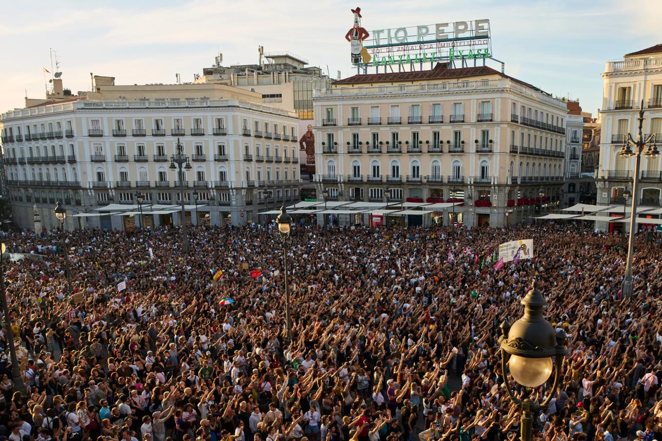  Πλήθος διαδηλωτών στην Puerta del Sol της Μαδρίτης, μετά την έξωση της 87χρονης ΜαριΚάρμεν. (AP Photo/Manu Fernandez) 