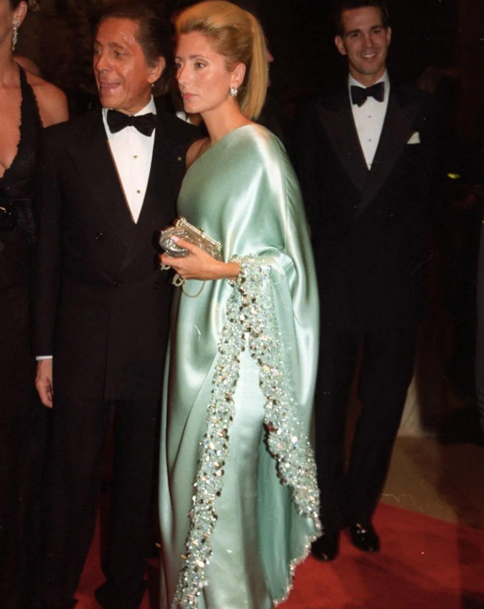 Η Μαρί Σαντάλ με τον Valentino στο MET gala του 2001/ @mariechantal22