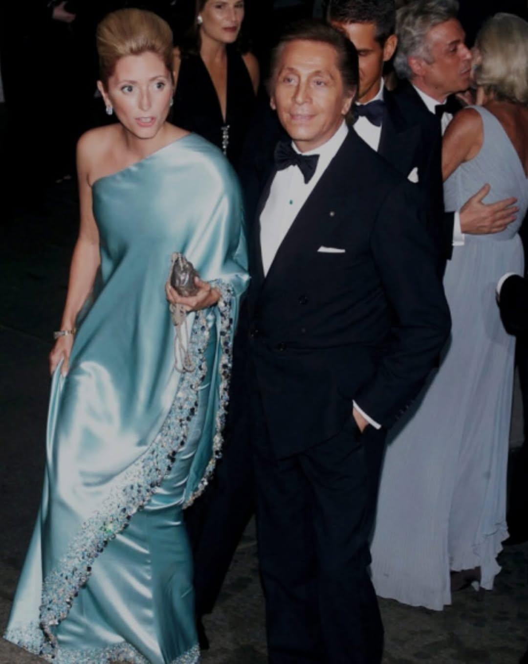 Η Μαρί Σαντάλ με τον Valentino στο MET gala του 2001/ @mariechantal22