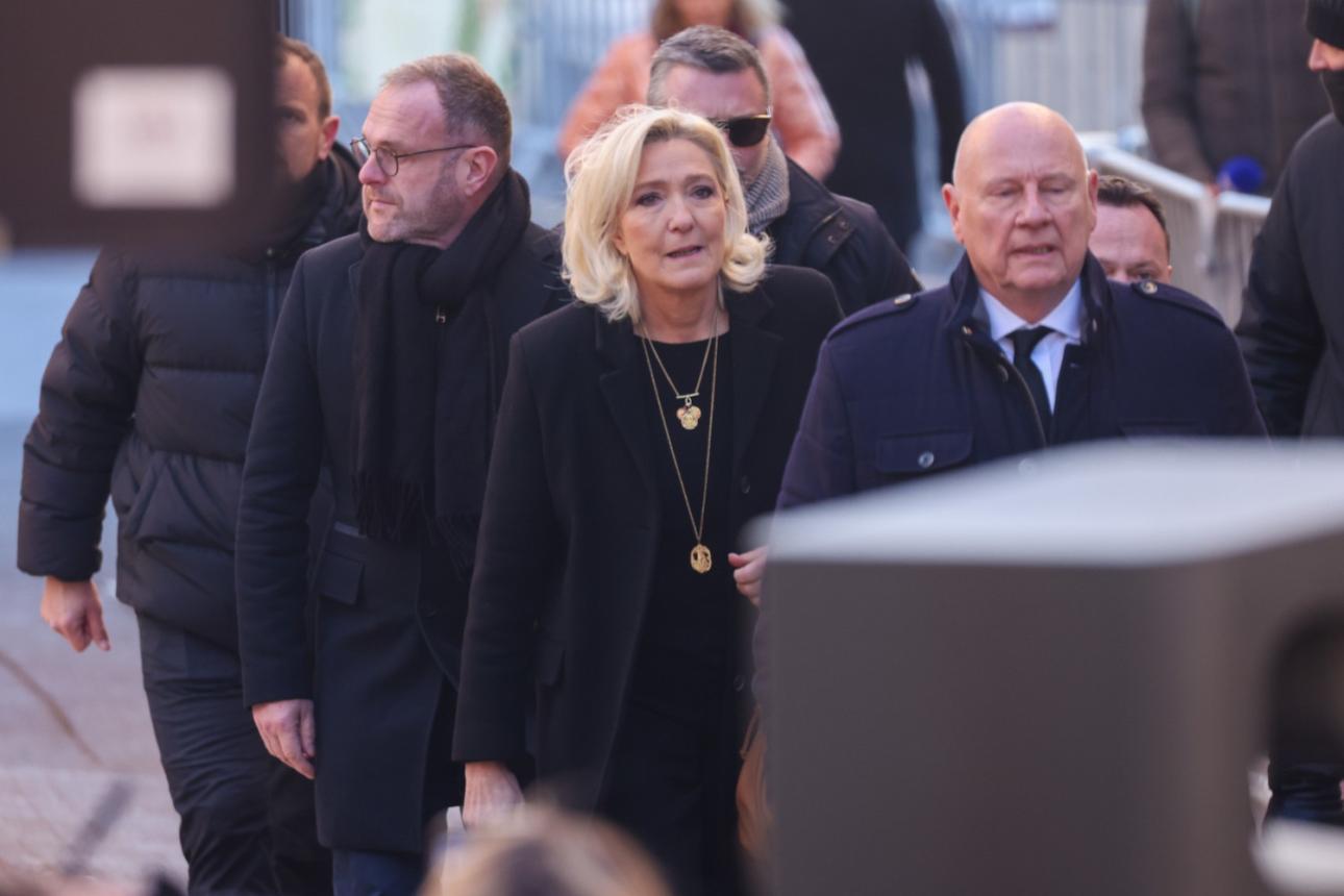 Η Μαρί Λεπέν στην τελετή της κηδείας της εκλιπούσας Γαλλίδας ηθοποιού Μπριζίτ Μπαρντό.