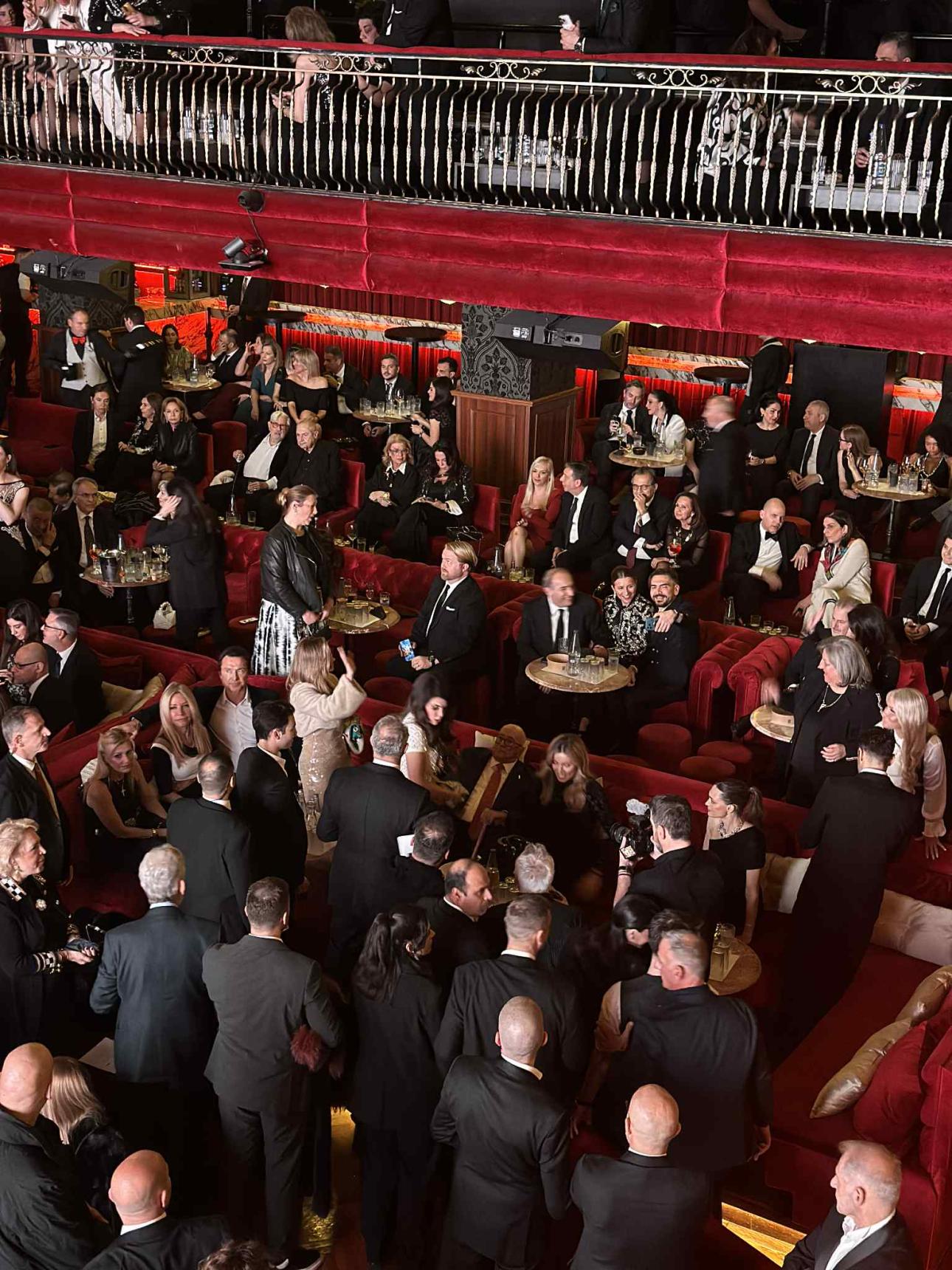  ﻿Η Μαριέττα Χρουσαλά στην πρεμιέρα του ντοκιμαντέρ Melania στο Κέντρο Αθηνών. Αριστερά, ο Παναγιώτης Τσάκος τον οποίο και χαιρέτησε θερμά η  Κίμπερλι Γκίλφοϊλ. Φωτογραφία: Bovary 