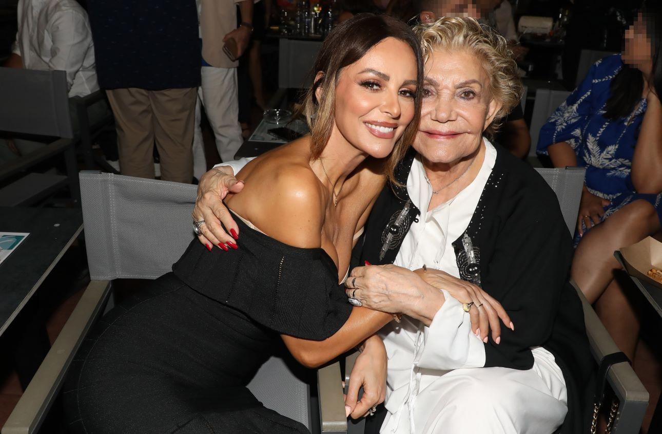 Η Μαρινέλλα με την Μπέτυ Μαγγίρα/ Φωτογραφία: NDP Photo Agency 