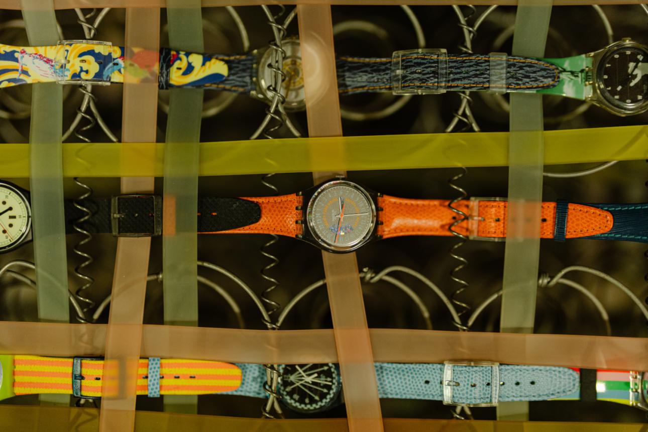  Η εγκατάσταση με τα Swatch που παρουσιάζεται στην έκθεση./Φωτογραφία: Παναγιώτης Μάλλιαρης για το Bovary.gr  