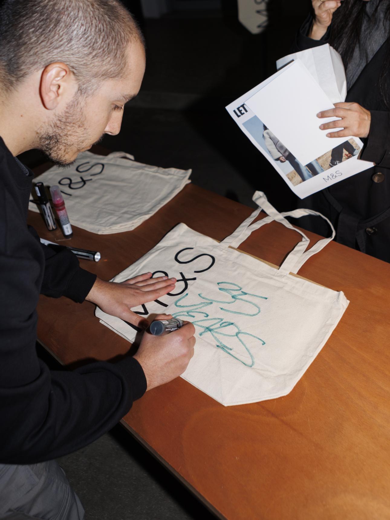 Ο καλλιτέχνης Tones Worx