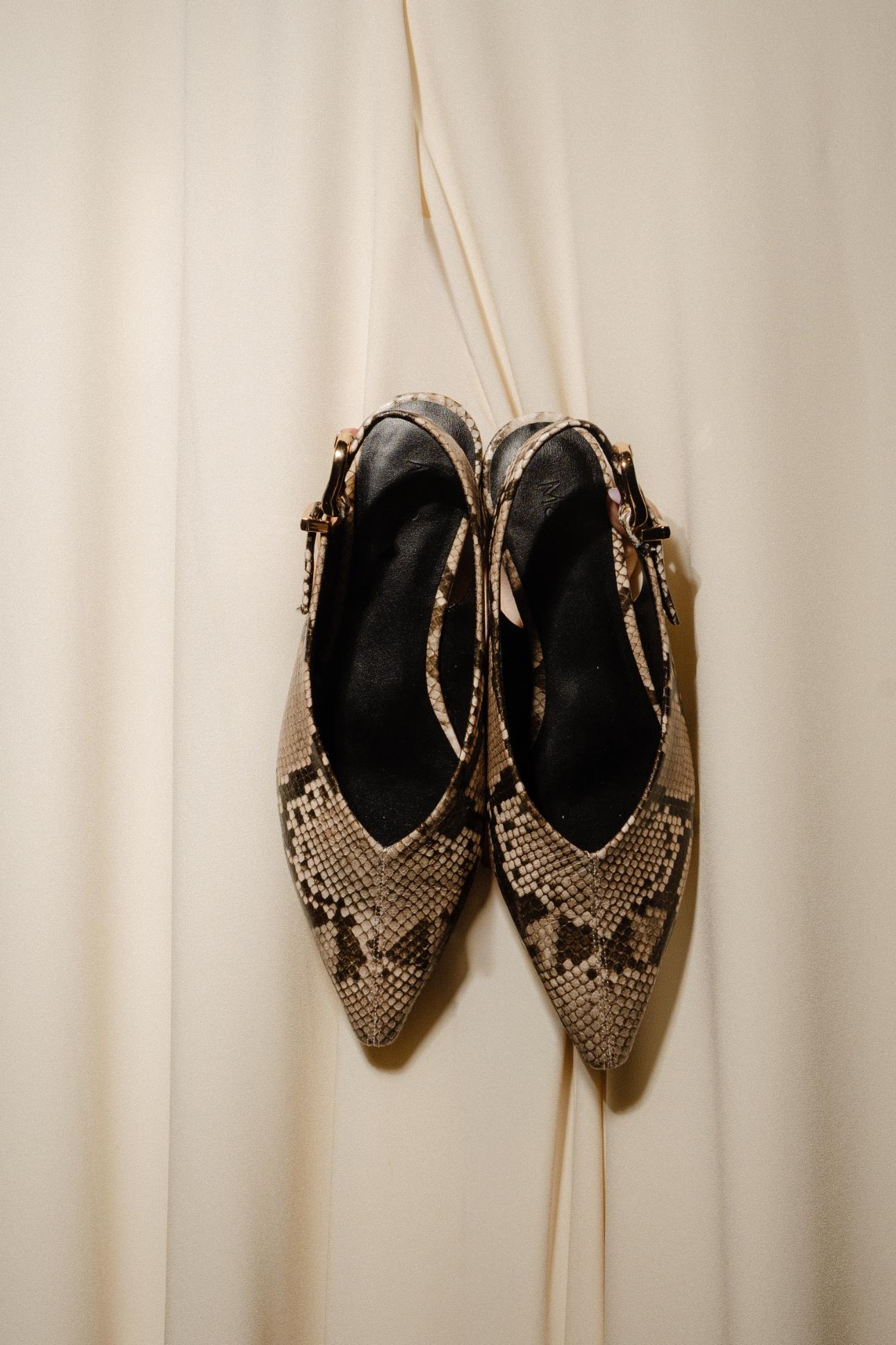 Οι slingback γόβες σε snake print είναι το πιο σοφιστικέ fashion statement της σεζόν/ Φωτογραφία: Παναγιώτης Μάλλιαρης