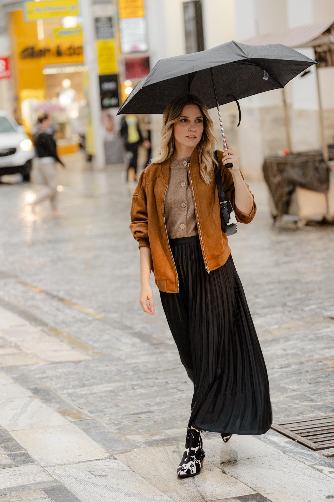 Η πλισέ φούστα χαρίζει κίνηση και θηλυκότητα/ Φωτογραφία: Παναγιώτης Μάλλιαρης