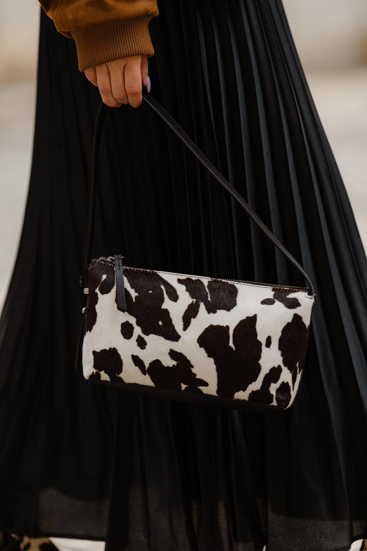 Το cow print συνεχίζει να πρωταγωνιστεί, προσθέτοντας παιχνιδιάρικο αλλά και μοντέρνο χαρακτήρα σε κάθε outfit/ Φωτογραφία: Παναγιώτης Μάλλιαρης