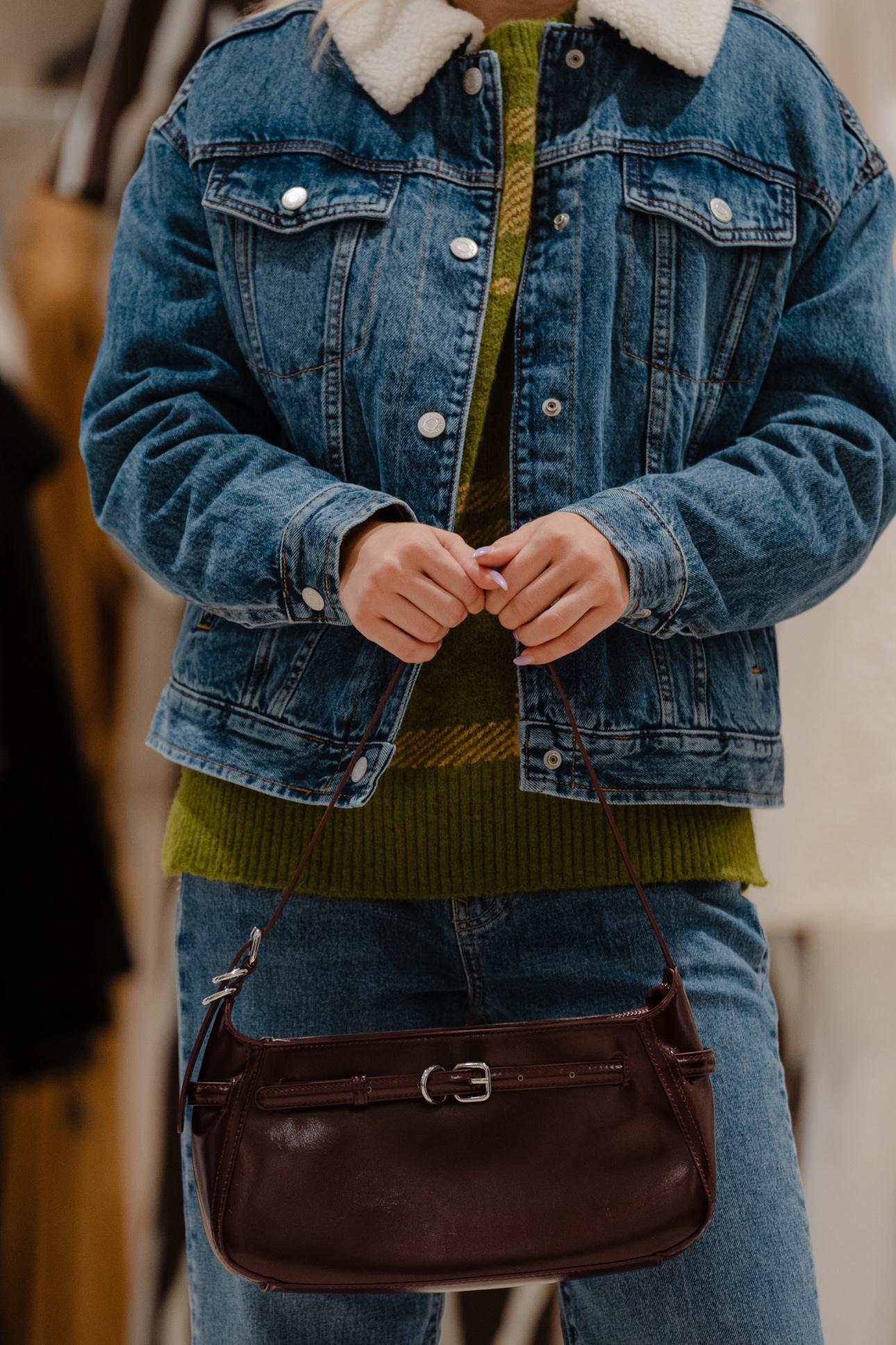 Η shearling λεπτομέρεια στον γιακά δίνει επιπλέον στιλ/ Φωτογραφία: Παναγιώτης Μάλλιαρης