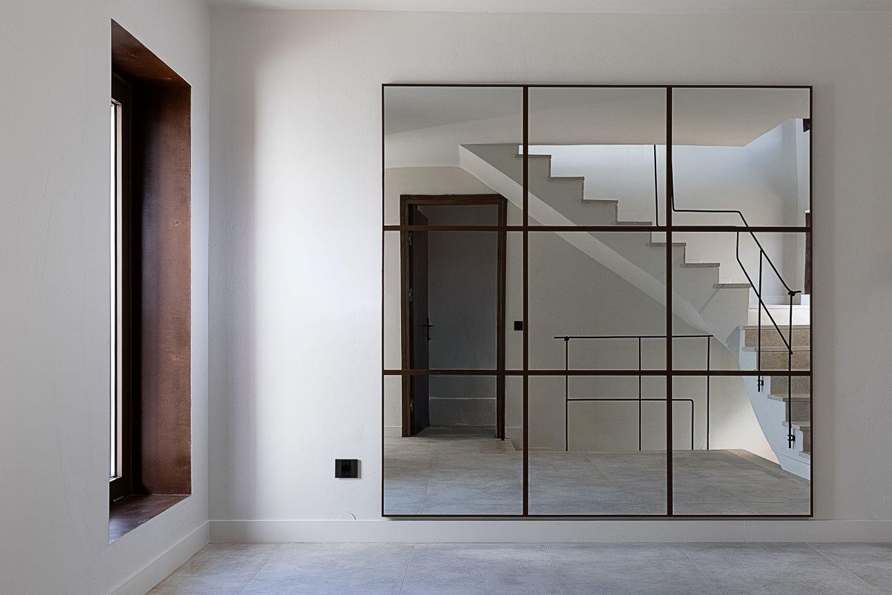 Ο καθρέφτης στο εσωτερικό του Maroulas Tower House μεγαλώνει τον χώρο του εσωτερικού του πυργόσπιτου Φωτογραφία: Γιώργος Ηλιάκης  